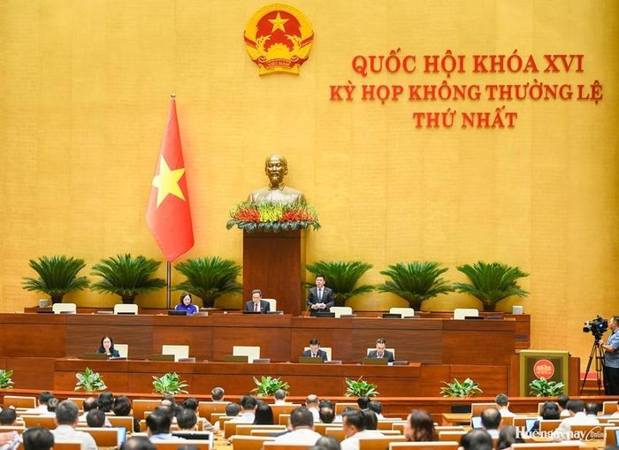 Phó Chủ tịch Quốc hội Nguyễn Hồng Diên điều hành phiên thảo luận chiều 8/8. Ảnh: Đoàn ĐBQH thành phố cung cấp  