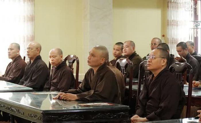 Lắng nghe thông tin về phòng cháy chữa cháy tại tự viện
