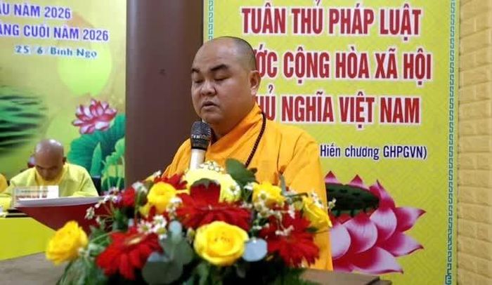 Thượng tọa Thích Nhuận Pháp trình bày báo cáo tóm tắt công tác Phật sự 6 tháng đầu năm và phương hướng hoạt động Phật sự 6 tháng cuối năm 2026