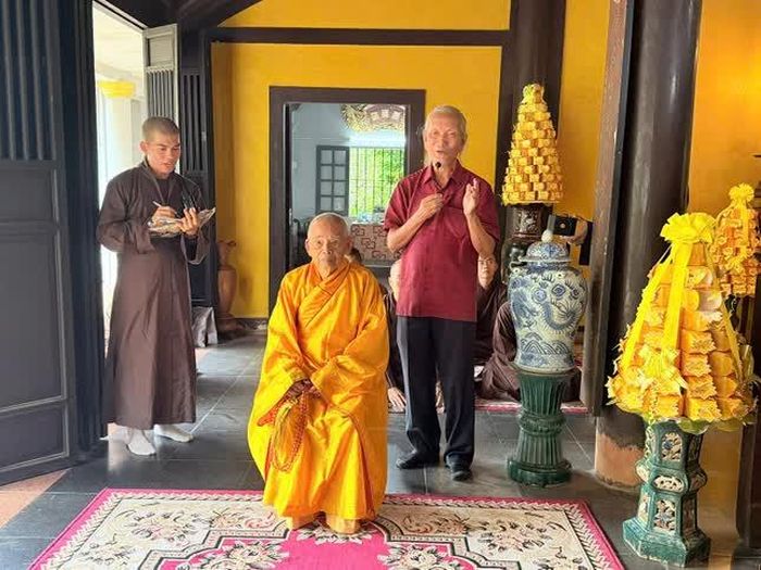 Nhà nghiên cứu Trần Đình Sơn giới thiệu tổ đình Báo Quốc - nơi khởi soạn bộ sách “Hàm Long Sơn chí”