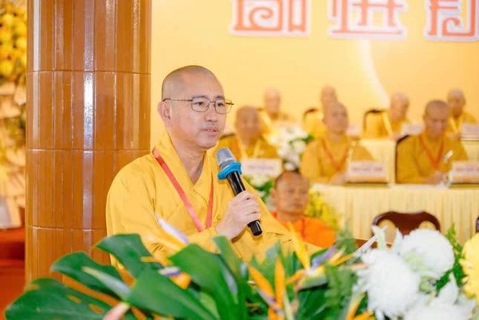 Thượng tọa Thích Thiện Nguyện báo cáo công tác tổ chức Đại giới đàn Bửu Lai