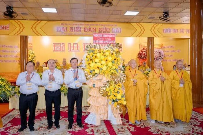 Đại diện lãnh đạo TP.Cần Thơ tặng hoa đến Ban Tổ chức