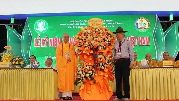 Ban Trị sự GHPGVN TP.Huế tặng hoa chúc mừng