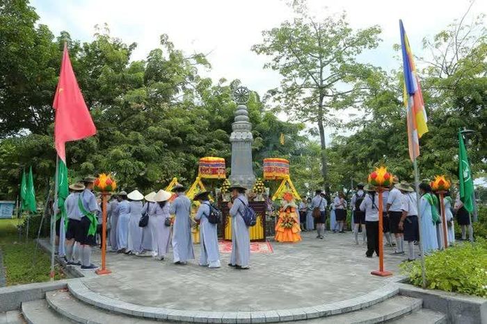 Phân ban Gia đình Phật tử Việt Nam đặt hoa tưởng niệm tại Đài Thánh tử đạo