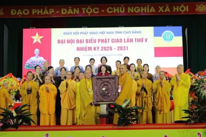 Tân Trưởng ban Trị sự tỉnh Cao Bằng tri ân Hòa thượng Thích Gia Quang, vị Trưởng ban Trị sự tiền nhiệm - Ảnh: Hoàng Tuấn