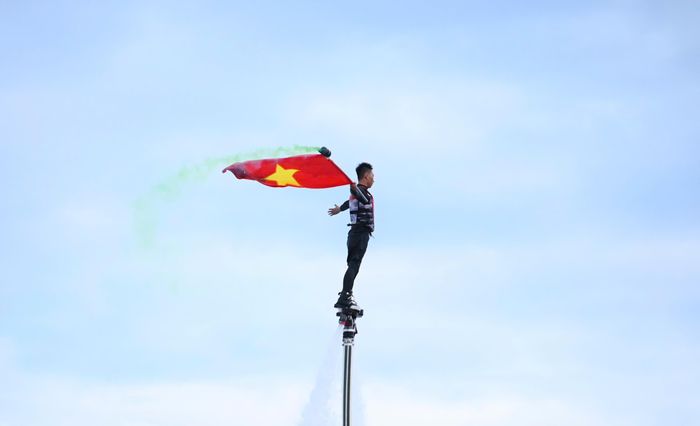 Lá cờ tung bay trên không trung giữa biển cả mênh mông khiến nhiều người thích thú.