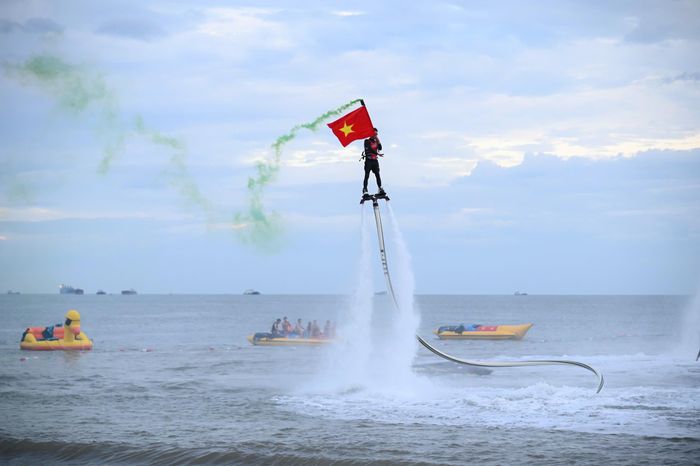 Những vận động viên lướt trên mặt nước, tung bay giữa không trung kết hợp phất cao lá cờ đỏ sao vàng đã mang đến màn trình diễn ấn tượng, thu hút đông đảo người dân và du khách theo dõi, cổ vũ.