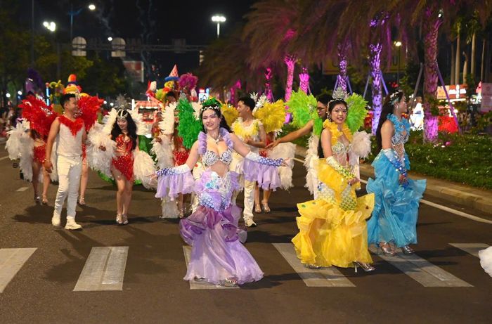 Lễ hội đường phố quy tụ hơn 400 nghệ nhân, diễn viên và lực lượng tham gia diễu hành (ảnh: PQN)