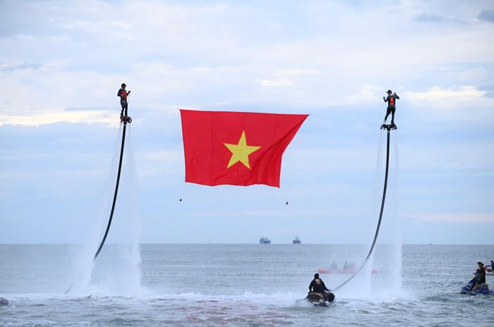 Trước thời điểm khai mạc Liên hoan Lân, Sư, Rồng Quốc tế và Lễ hội đường phố Quy Nhơn – Gia Lai năm 2026, tại bãi biển Xuân Diệu đã diễn ra màn trình diễn flyboard đầy mãn nhãn.