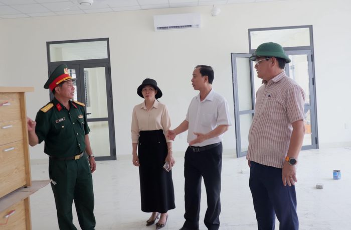 Đại tá Cao Văn Mười, Phó tham mưu trưởng Quân khu 5 cùng đại diện chủ đầu tư trực tiếp kiểm tra tiến độ thi công dự án tại Trường Phổ thông nội trú liên cấp Tiểu học và THCS Buôn Đôn. Ảnh: Ngọc Hùng