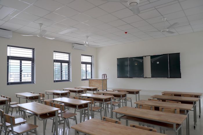 Các phòng học đã được lắp đặt bàn ghế và thiết bị sẵn sàng cho năm học mới. Ảnh: Ngọc Hùng