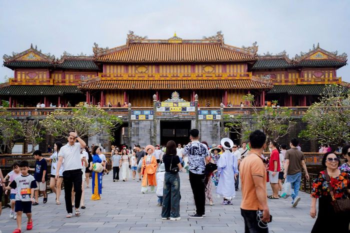 Du khách tham quan Đại Nội Huế. Bên cạnh bảo tồn di sản, TP Huế đang tập trung đầu tư hạ tầng, mở rộng không gian trải nghiệm và nâng cao chất lượng dịch vụ du lịch.