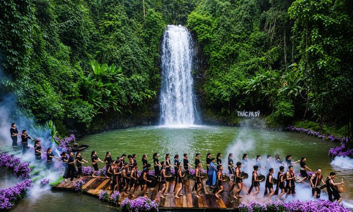 Lễ hội văn hóa trình diễn cồng chiêng tại thác Pa Sỹ góp phần quảng bá hình ảnh "Biển và đại ngàn", thúc đẩy liên kết phát triển du lịch liên vùng.