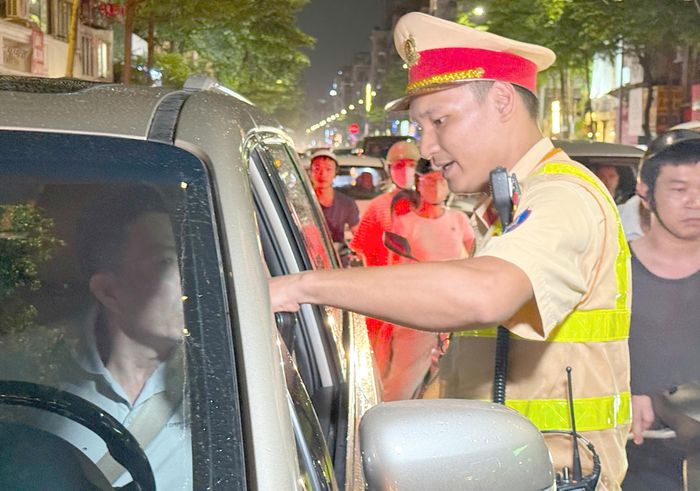 Lực lượng chức năng kiểm tra cả ô tô lẫn xe máy.