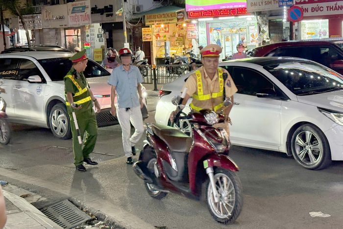 Một tài xế vi phạm nồng độ cồn bị tạm giữ xe.