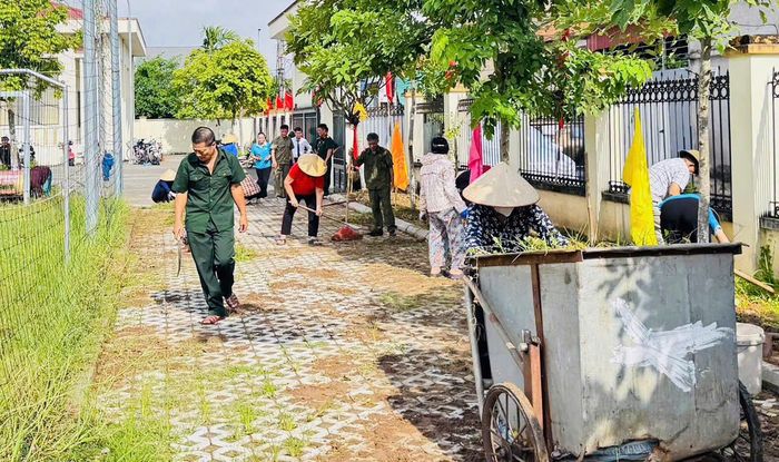 Người dân xã Thư Lâm ra quân hưởng ứng chiến dịch "100 ngày hành động vì Thư Lâm phát triển - vì hạnh phúc của nhân dân". Ảnh: Quang Thái.