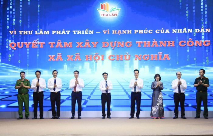 Các đồng chí lãnh đạo TP Hà Nội thực hiện nghi thức phát động xây dựng mô hình xã xã hội chủ nghĩa tại Thư Lâm. Ảnh: Quang Thái.