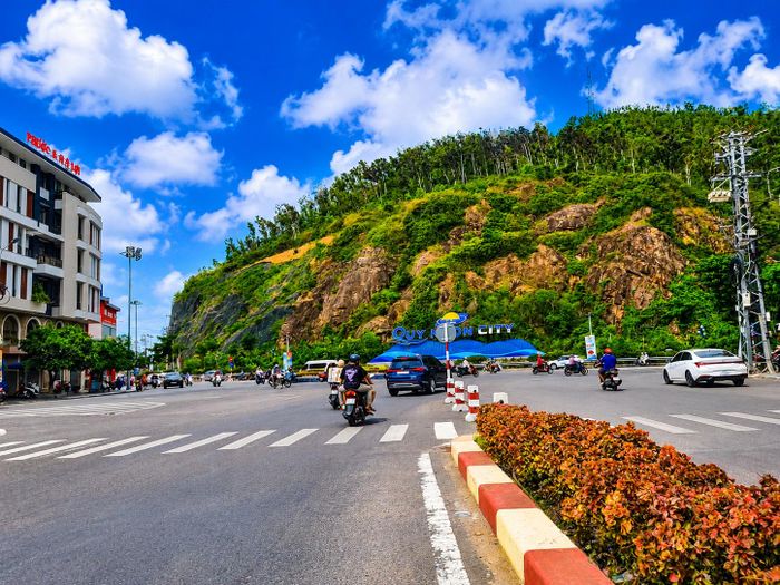 Mới đây, UBND tỉnh Gia Lai giao Ban QLDA các công trình Giao thông và Dân dụng tỉnh khẩn trương kiểm tra, rà soát tổng thể khu vực nút giao thông ngã 5 Đống Đa - Hoa Lư, đề xuất bổ sung phương án xây dựng cầu vượt, tổ chức giao thông tại nút giao đường Võ Nguyên Giáp và đường Lê Thanh Nghị nhằm giải quyết triệt để ùn tắc và tiềm ẩn nguy cơ tai nạn giao thông tại khu vực này.