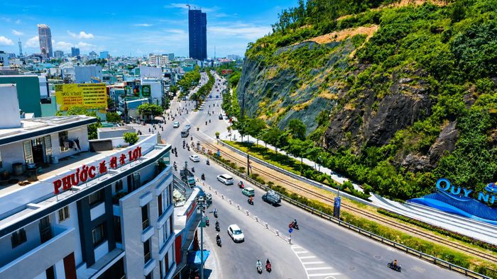 Dù vậy, nút giao này khá nhỏ dẫn đến tình trạng xung đột giao thông ở các hướng. Nút giao ngã 5 Đống Đa - Hoa Lư nằm sát đường sắt, thời điểm tan tầm và nhất là khi có đoàn tàu chạy qua thường xảy ra tình trạng ùn ứ. Lực lượng CSGT thường phải bố trí tại đây ở những thời điểm sáng và chiều tối để điều tiết giao thông.