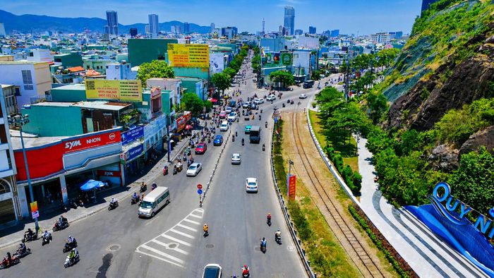 Để thực hiện dự án, chủ đầu tư và chính quyền địa phương phải thu hồi hơn 8.300m2 đất của 33 hộ cùng 4 tổ chức. So với nhiều công trình trọng điểm khác, số lượng hộ thuộc diện di dời không quá lớn nhưng mật độ nhà ở tại đây dày đặc, có giá trị thương mại cao.