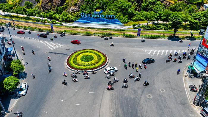 Ban QLDA các công trình Giao thông và Dân dụng tỉnh phối hợp với UBND phường Quy Nhơn và các đơn vị có liên quan tập trung đẩy nhanh và hoàn thành toàn bộ công tác giải phóng mặt bằng (GPMB) trong tháng 8/2026 để thực hiện dự án mở rộng, cải tạo nút giao ngã 5 Đống Đa - Hoa Lư.