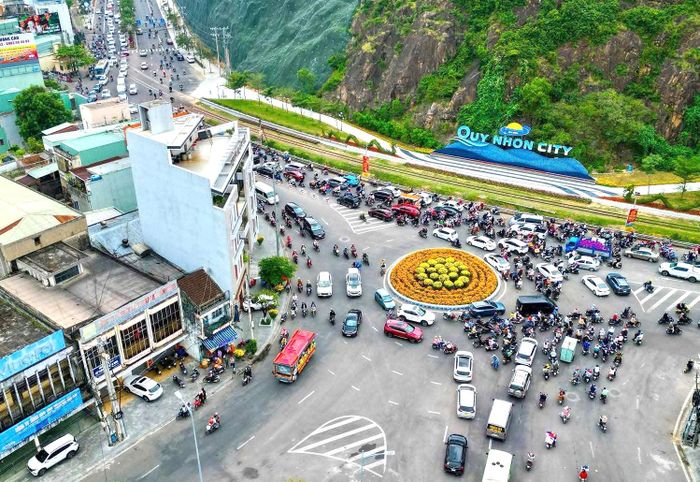 Dự án mở rộng, cải tạo nút giao ngã 5 Đống Đa - Hoa Lư có tổng mức đầu tư hơn 512 tỷ đồng. Dự án không chỉ đáp ứng yêu cầu về giao thông trong thời gian tới mà còn góp phần chỉnh trang đô thị Quy Nhơn đồng bộ, hiện đại. Ảnh: Minh Thọ.
