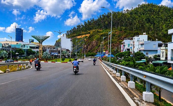 Đồng thời, khẩn trương thực hiện công tác lựa chọn nhà thầu xây lắp và tư vấn giám sát để triển khai thi công dự án theo quy định, đảm bảo hoàn thành dự án đưa vào khai thác trước tết Nguyên đán năm 2027.