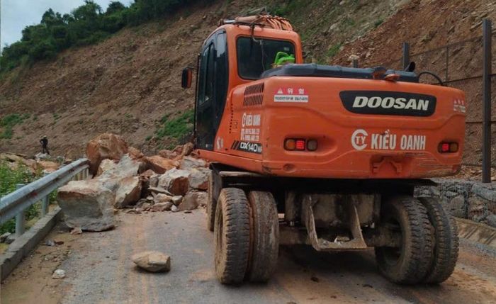 Đơn vị quản lý tuyến hốt dọn đất đá trên núi sạt xuống đường tỉnh 543D (Ảnh Q.T)