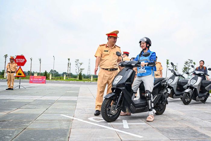 Ngoài hướng dẫn lái xe, cảnh sát tuyên truyền thêm những kỹ năng phòng tránh tai nạn.
