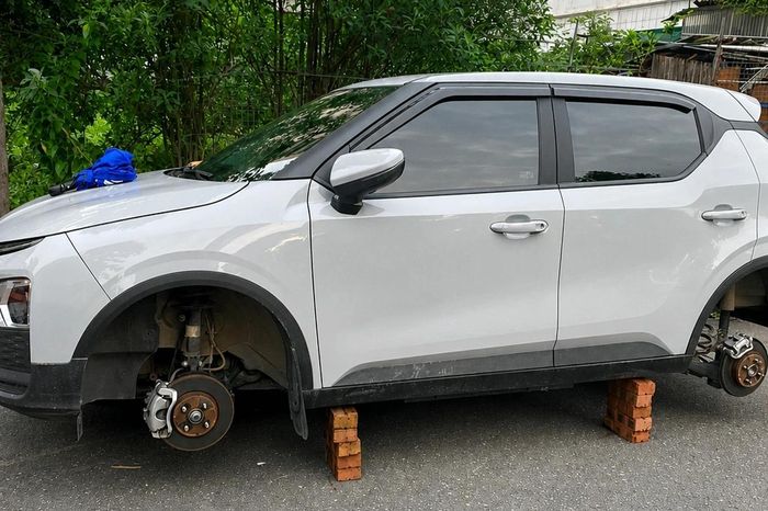 Hiện trường chiếc xe bị tháo trộm bánh trong Khu đô thị Thanh Hà.