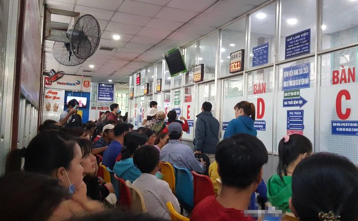 Người dân khám bệnh tại Bệnh viện Tai Mũi Họng TP.HCM trên đường Trần Quốc Thảo.