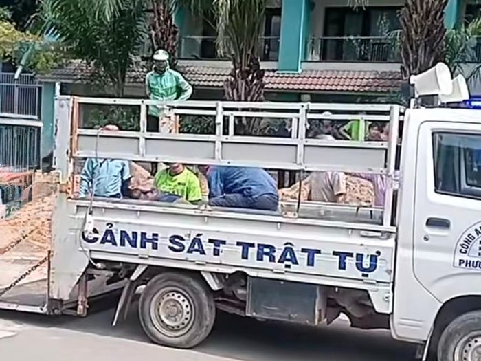 Lực lượng chức năng chuyển nạn nhân đến cơ sở y tế để cấp cứu.