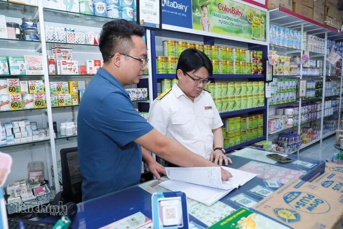 Cán bộ thuế hỗ trợ hộ kinh doanh làm sạch mã số thuế. Ảnh minh họa: Đức Thanh