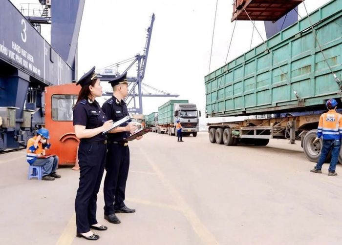 Cán bộ hải quan thông quan hàng hoá cho doanh nghiệp tại cảng biển. Ảnh: CTVHQ