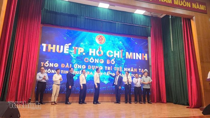 Đại diện Thuế TP. Hồ Chí Minh cùng các đại biểu thực hiện nghi thức công bố tổng đài ứng dụng trí tuệ nhân tạo và thông tin thuế qua nền tảng thanh toán số. Ảnh: Việt Dũng.