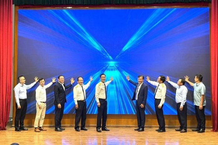  Lãnh đạo Thuế Tp. HCM cùng quan khách thực hiện nghi thức ra mắt tổng đài AI ''Thue TP.HCM'' hỗ trợ người nộp thuế. Ảnh Đỗ Doãn 