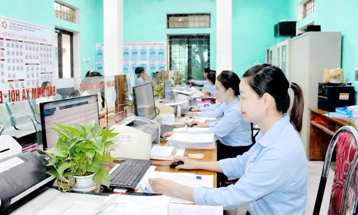Không gian xanh, hiện đại cùng đội ngũ cán bộ chuyên nghiệp tạo ấn tượng cho người dân khi đến với Trung tâm Phục vụ hành chính công xã Vĩnh Thành.