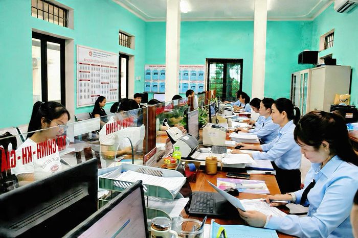 Mỗi ngày, Trung tâm Phục vụ Hành chính công xã Vĩnh Thành tiếp nhận rất đông công dân đến giải quyết TTHC.