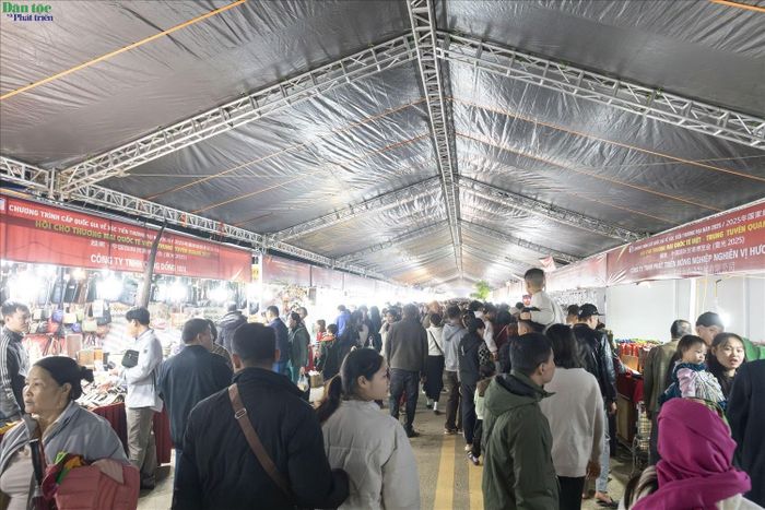 Hội chợ Thương mại quốc tế Việt - Trung (Tuyên Quang) năm 2026, dự kiến diễn ra từ ngày 5 đến 11/11 tại Khu liên hợp thể thao tỉnh Tuyên Quang, phường Hà Giang 1, với quy mô khoảng 300 gian hàng.