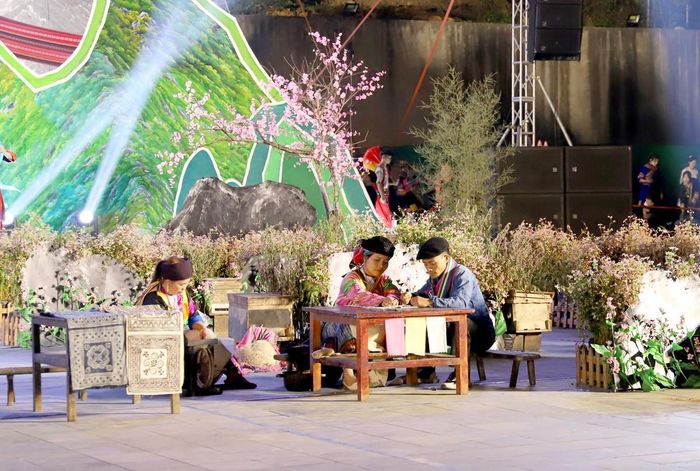 Lễ hội Hoa Tam giác mạch lần thứ XII năm 2026 sẽ chính thức khai mạc vào 20 giờ ngày 6/11 tại Quảng trường Thanh niên, xã Đồng Văn, tỉnh Tuyên Quang với chủ đề “Âm vang miền đá”.