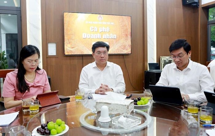 Chủ tịch UBND tỉnh Phú Thọ Trần Duy Đông (ngồi giữa) chỉ đạo tập trung tháo gỡ khó khăn cho doanh nghiệp tại Chương trình Cà phê doanh nhân