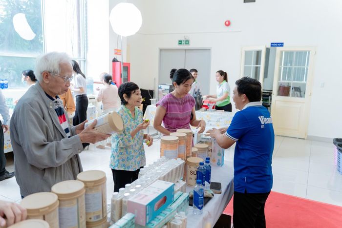 Các trí thức khoa học tại Liên hiệp các Hội Khoa học và kỹ thuật TP.HCM tìm hiểu sản phẩm dinh dưỡng cho người cao tuổi