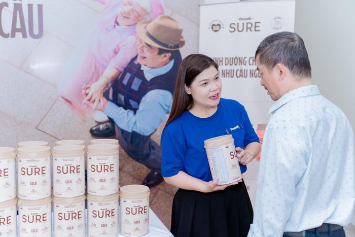 Trí thức khoa học tại Liên hiệp các Hội Khoa học và kỹ thuật TP.HCM tìm hiểu sản phẩm dinh dưỡng cho người cao tuổi