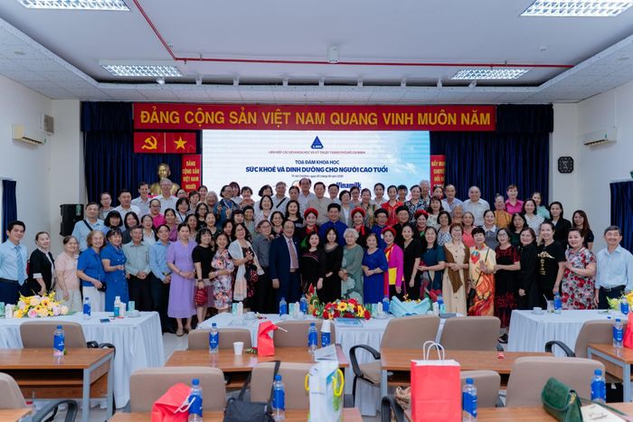 Đông đảo người cao tuổi là các trí thức khoa học, nghệ sĩ và các thành viên Liên hiệp các Hội khoa học và Kỹ thuật TP. Hồ Chí Minh tham gia tọa đàm
