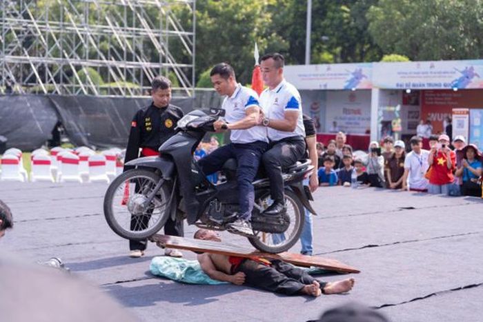Võ sư Đinh Công Dung với màn thể hiện nằm đập đá và cho xe cán người
