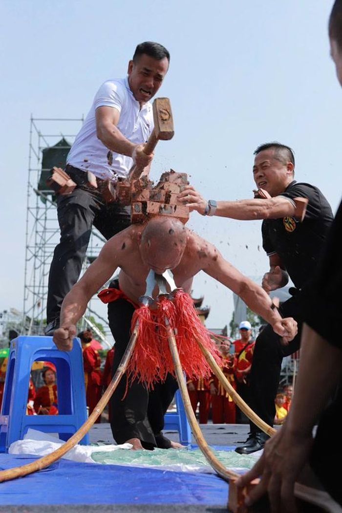 Võ sư Danh Tuấn với màn nhảy thuỷ tinh và đâm giáo yết hầu