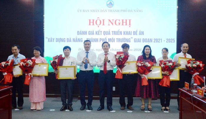 Ghi nhận những nỗ lực bền bỉ trong nửa thập kỷ qua, Chủ tịch UBND TP. Đà Nẵng đã quyết định trao tặng Bằng khen cho 24 tập thể và cá nhân xuất sắc. Cùng với đó, 300 thùng rác công cộng chuẩn hóa trị giá hơn 670 triệu đồng đã được trao tặng cho các địa phương – một hành động thiết thực tiếp thêm nguồn lực cho các tuyến phố thêm sạch, xanh.