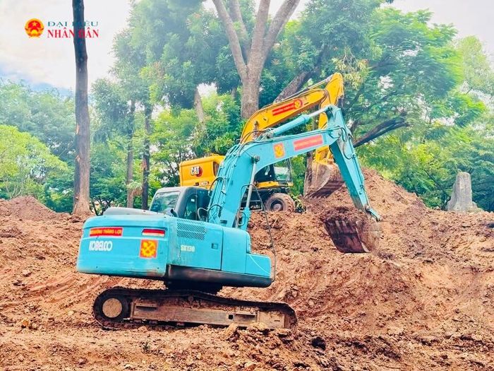 Đội Quy tập hài cốt liệt sĩ thuộc Bộ Tư lệnh TP. Hồ Chí Minh tiếp tục mở rộng phạm vi tìm kiếm tại khu B, vị trí tìm kiếm thứ hai trong công viên Lê Thị Riêng. Ảnh: Hoa Lê