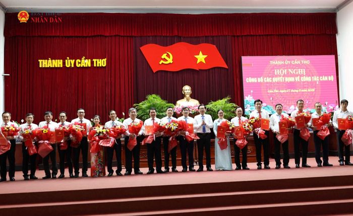 Bí thư Thành ủy Cần Thơ Đỗ Thanh Bình tặng hoa chúc mừng các cán bộ vừa được Ban Thường vụ Thành ủy điều động, phân công giữ chức vụ mới