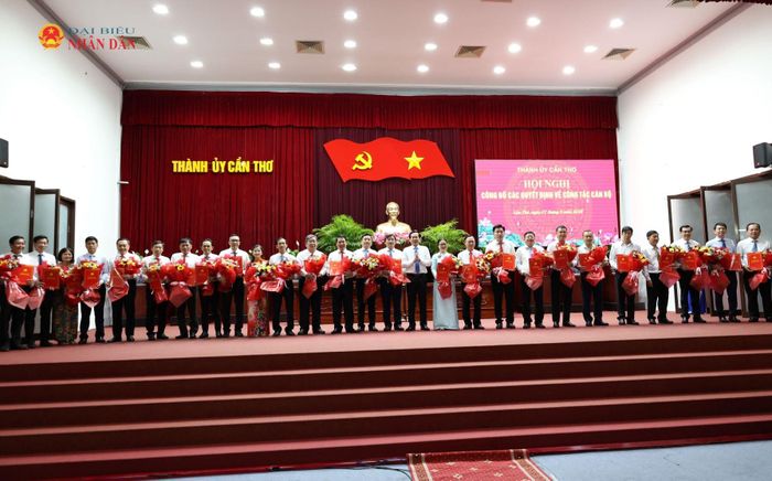 Trong đợt điều động 60 cán bộ lần này có 10 cán bộ cấp thành phố được điều động, phân công về xã, phường nhận nhiệm vụ